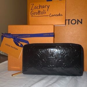 Louis Vuitton zippy wallet